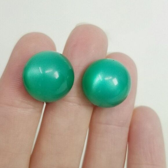 Vintage Green Lucite Dome Clip On Earrings, Moonglow Plastic Screw Backs - Picture 1 of 7